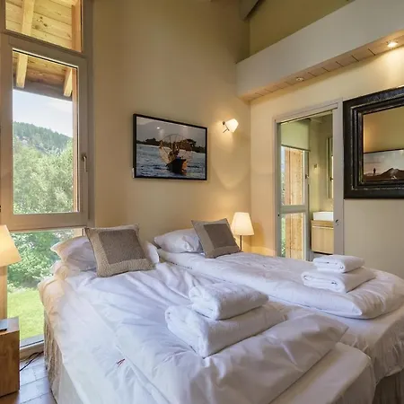 With Peaceful Surroundings In Apartment *
